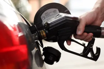 Řidiči tankují stále levněji. A ceny budou zřejmě dále padat