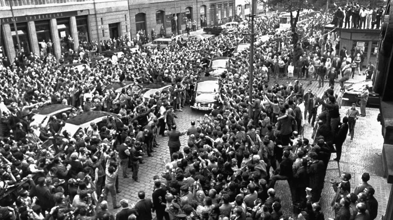 Příjezd poslanců do dočasného sídla parlamentu na Gorkého náměstí, srpen 1968