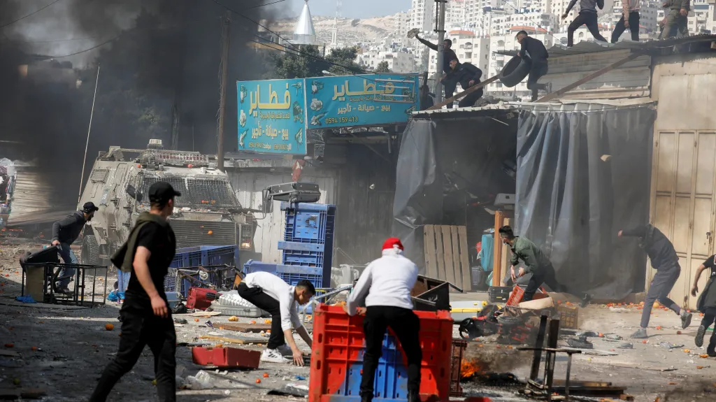 Izraelští vojáci se na Západním břehu střetli s Palestinci