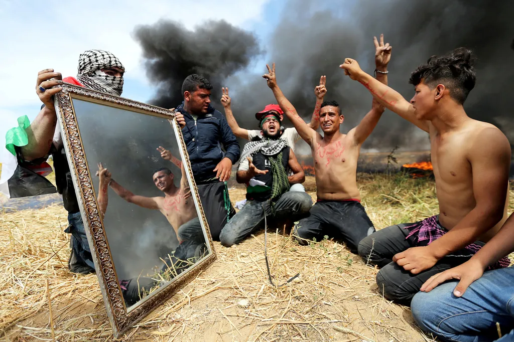 Palestinští aktivisté a jejich mítink na hranici Izraele s pásmem Gazy