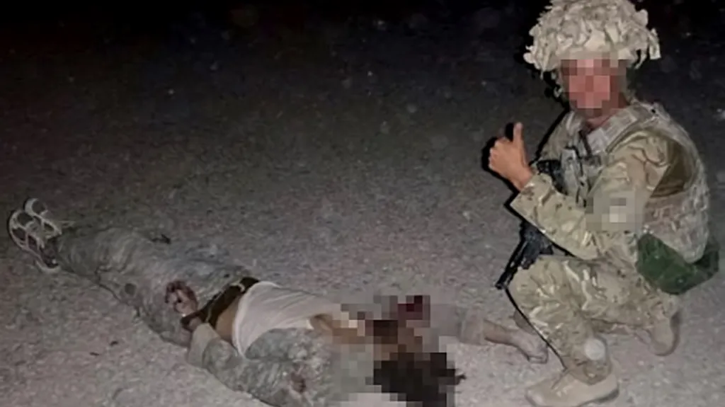 Britský voják pózuje u mrtvoly afghánského povstalce