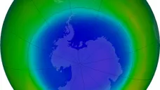 Ozonová díra (modře) nad Antarktidou