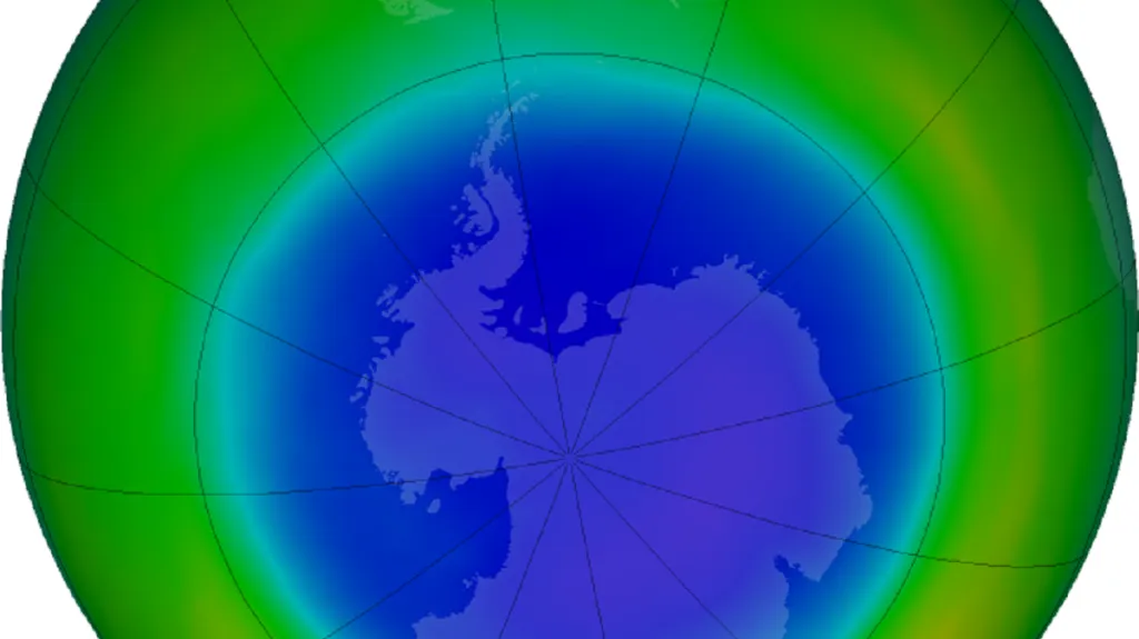 Ozonová díra (modře) nad Antarktidou