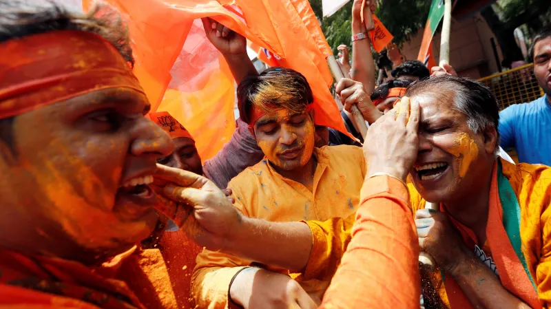 Slavící příznivci premiéra Naréndry Módího