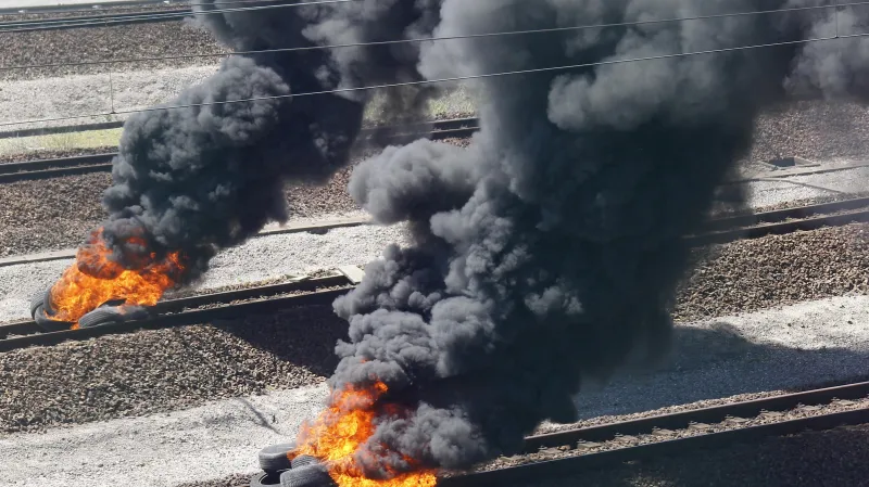 Stávka přerušila dopravu pod La Manchem