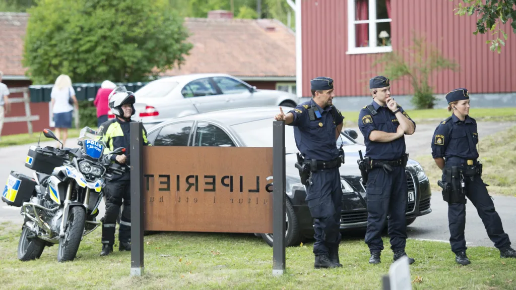 Švédská policie během návštěvy královského páru ve městě Forshaga