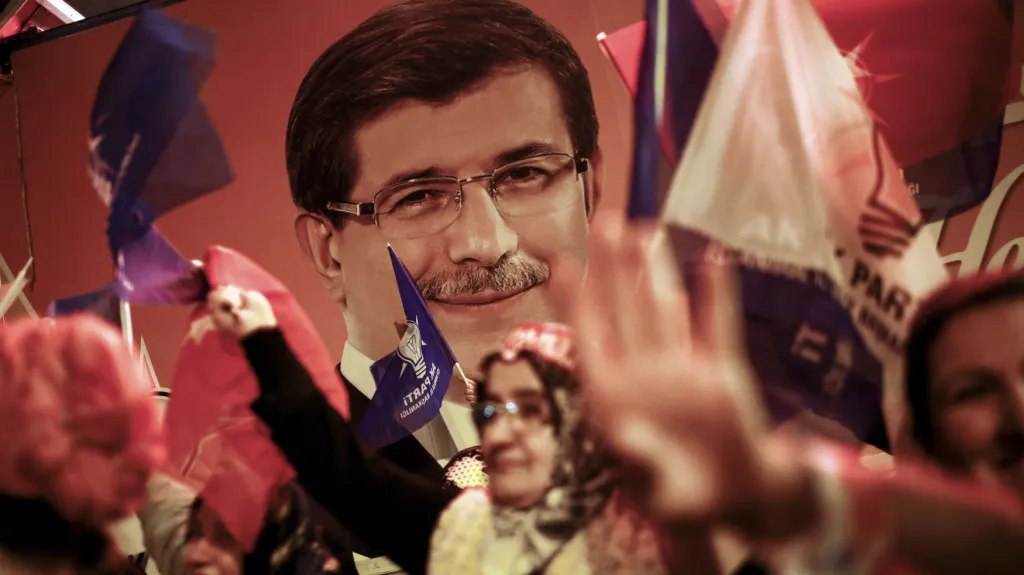 Příznivci strany AKP (na portrétu premiér Davutoglu)
