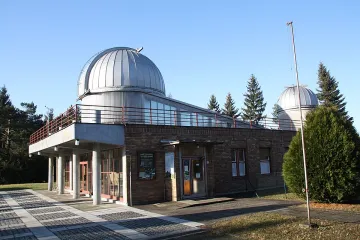 Lidé půjdou letos volit i do hvězdárny, kostela nebo sauny