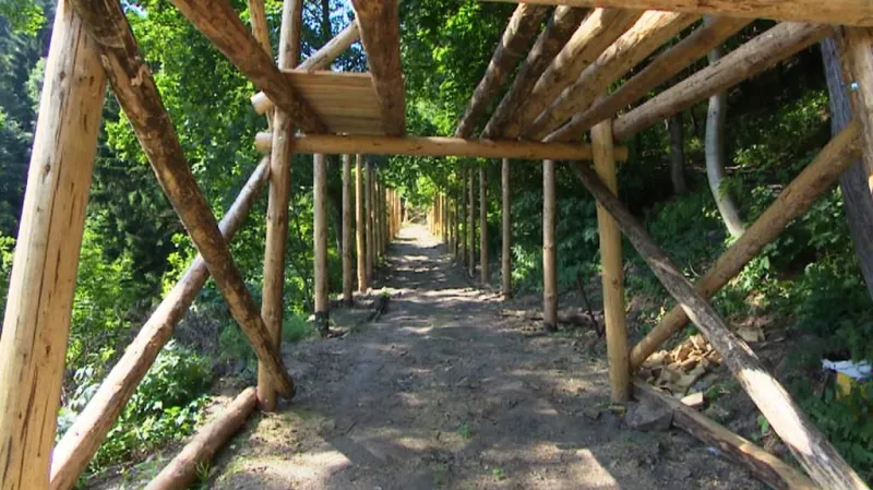 Replika koridoru z ostnatých drátů