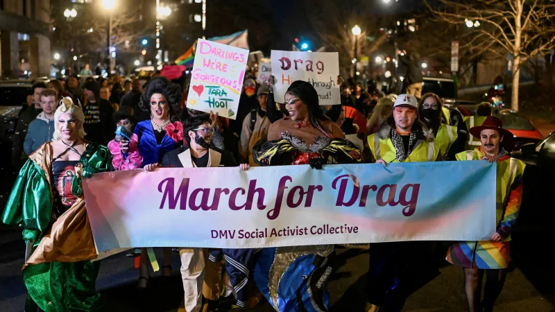 Protest drag umělců a jejich podporovatelů po změnách Trumpovy administrativy v Kennedyho centru (jaro 2025)