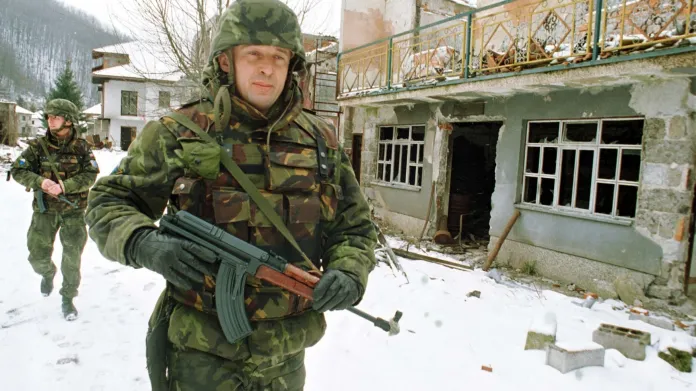 Aleš Opata v české jednotce mnohonárodních sil (IFOR) v Bosně v roce 1996
