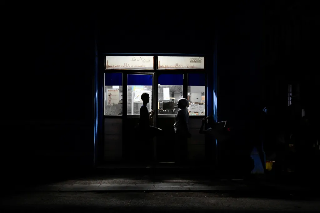 Lidé čekají ve frontě na chleba