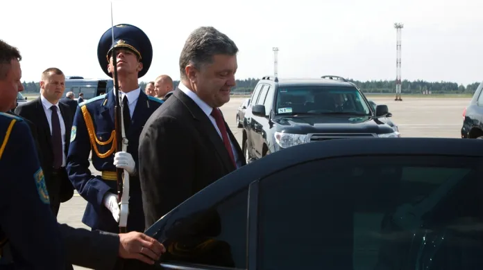 Ukrajinský prezident Porošenko po příletu do Minsku
