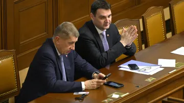 Premiér Andrej Babiš (ANO) a ministr Petr Macinka (Motoristé)