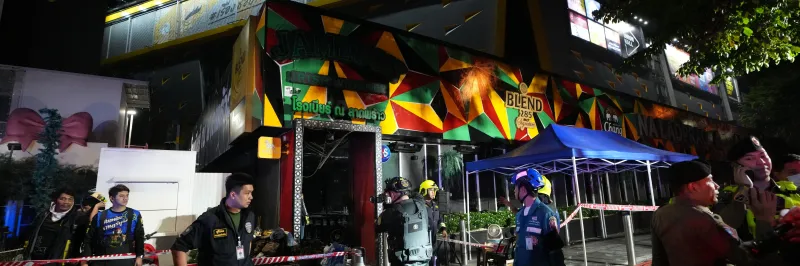 Nejméně 27 lidí zahynulo při požáru, který zachvátil bar v Bangkoku, píše AP
