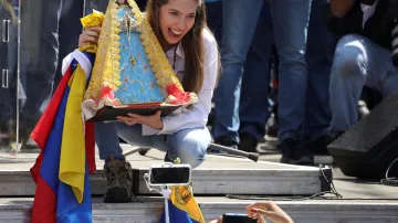Guaidóova manželka převzala při demonstraci od příznivců sošku Panny Marie.
