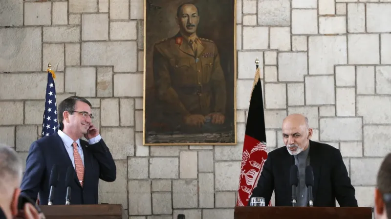 Ashton Carter při návštěvě Afghánistánu
