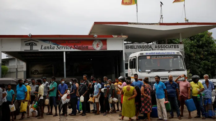 Nový srílanský premiér Ranil Vikremesinghe už v pondělí varoval obyvatele země zmítané hospodářskou krizí, že zásoby benzinu vystačí už jen na jeden den. Na paliva se tak stojí dlouhé fronty