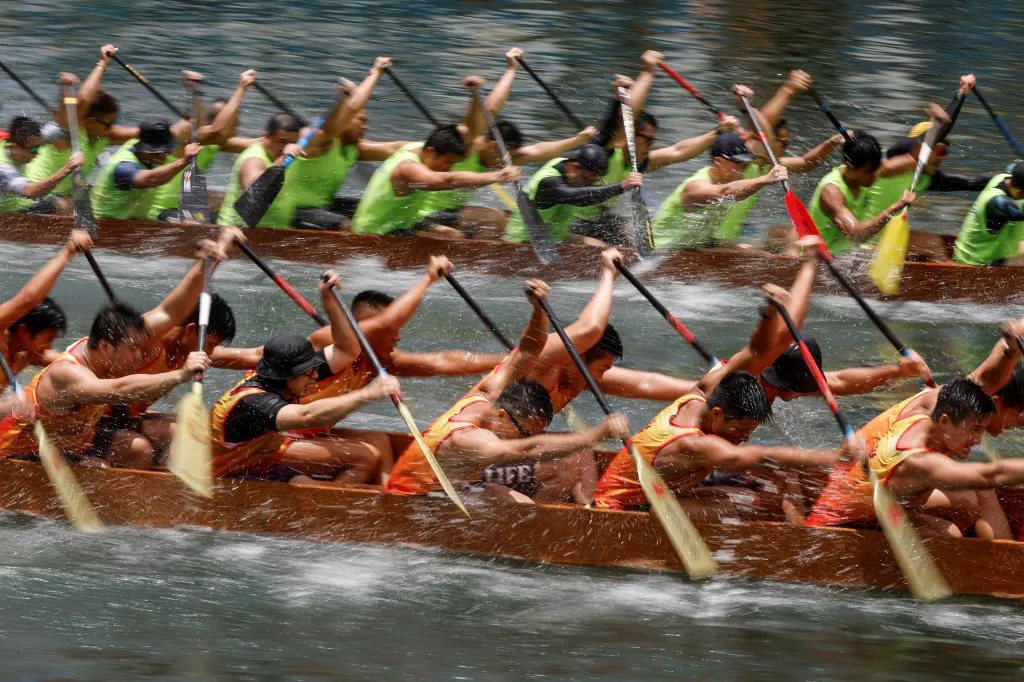 V Číně se konal tradiční festival dračích lodí