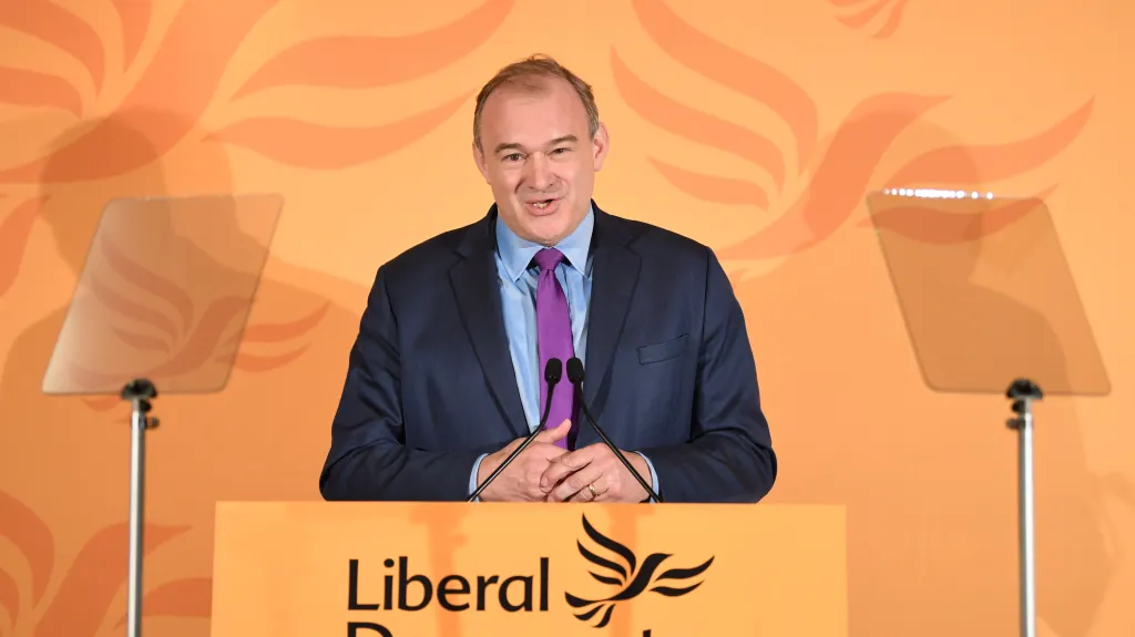 Novým šéfem britské strany Liberální demokraté je Ed Davey