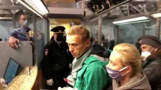 Alexej Navalnyj při zatčení po příletu do Moskvy