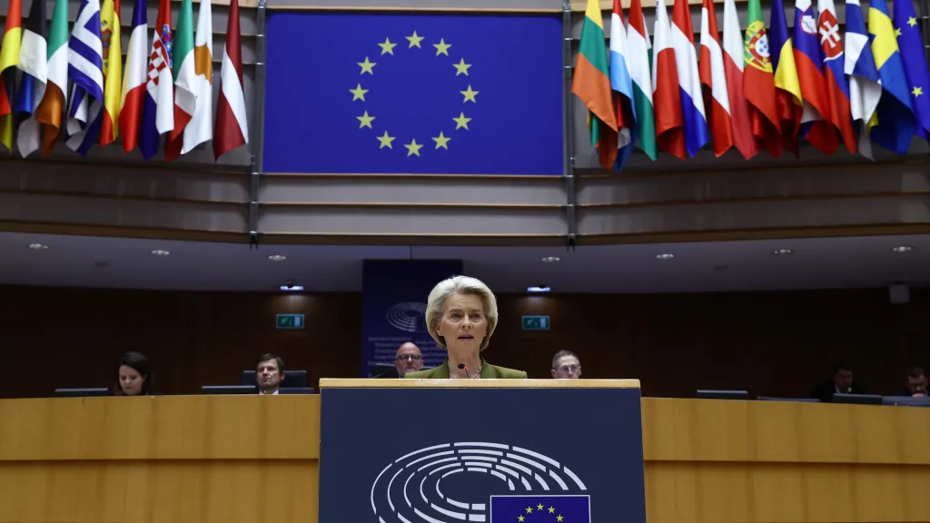 Předsedkyně Evropské komise Ursula von der Leyenová na schůzi Evropského parlamentu
