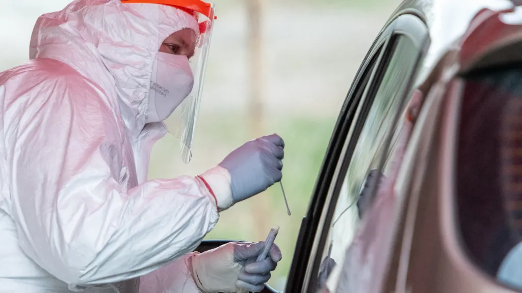 Odběr vzorků pro testy na koronavirus