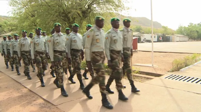 Příprava malijských rekrutů na výcvikové základně Kulikoro v březnu 2015