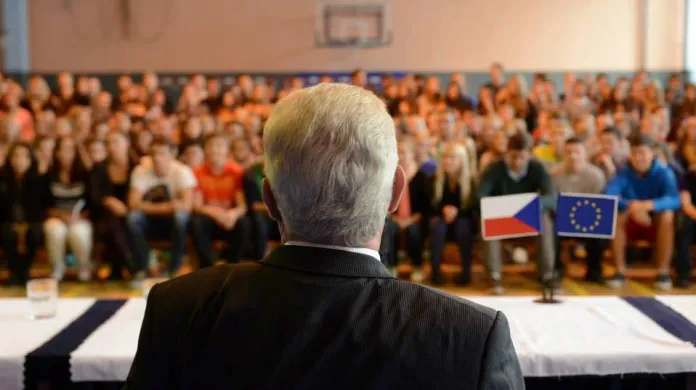 Miloš Zeman debatuje se studenty při své návštěvě Moravskoslezského kraje