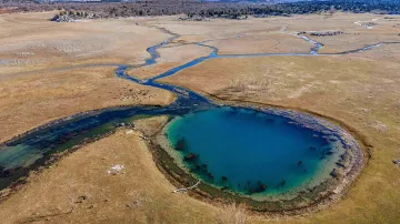 Vysychání Beysehiru: fotografie ukazují zbytky vody na místech, kde už jezero ustoupilo