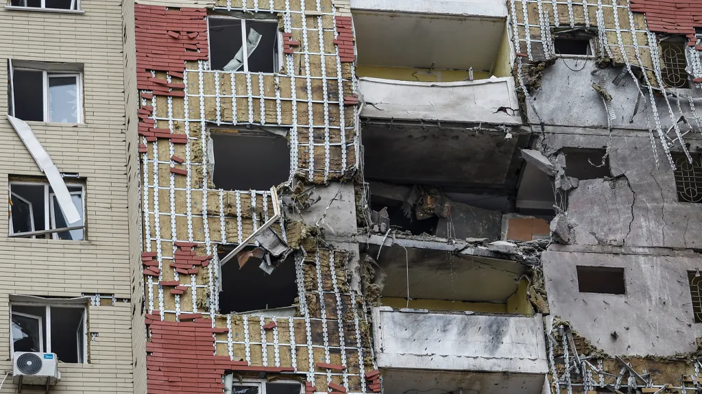 Dům v Kyjevě poškozený ruským dronovým útokem