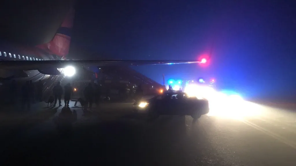Na starém letišti nouzově přistálo letadlo, jeden z cestujících hrozil bombou