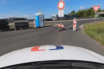 Navigace chybují na úseku D35. Řidiči kvůli nim skončili v kopě štěrku