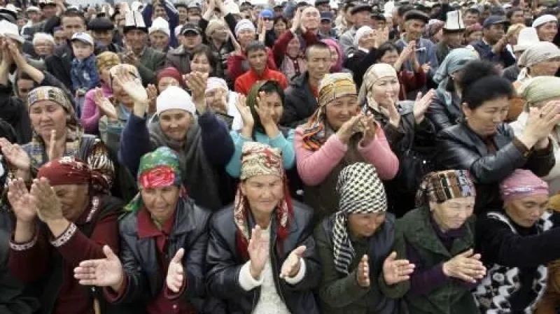 Příznivci  kyrgyzského prezidenta Kurmanbeka Bakijeva