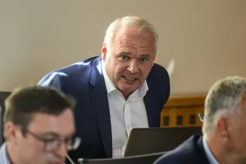 Policie obvinila v kauze chomutovského exprimátora Hrabáče dalších šest lidí