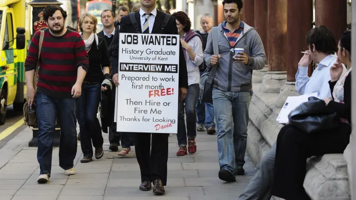 Nezaměstnaný David Rowe v londýnských ulicích s cedulí poptávající práci na snímku ze září 2009