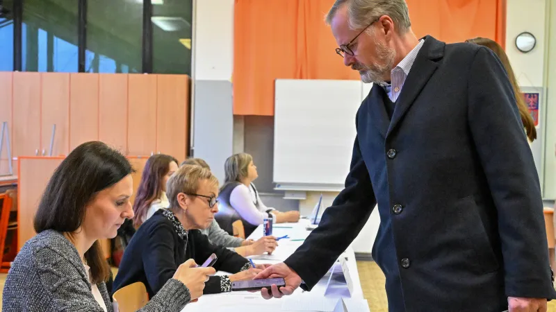 Premiér Petr Fiala (ODS) odevzdal svůj hlas v doplňovacích senátních volbách v obvodu Brno-město