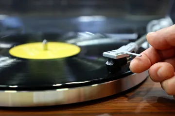 Vinyl se vrátil. Desek se v Británii prodalo víc než CD