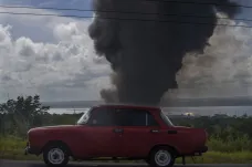 Blesk zapálil zásobník ropy na Kubě, s likvidací ohně pomáhá Mexiko a Venezuela