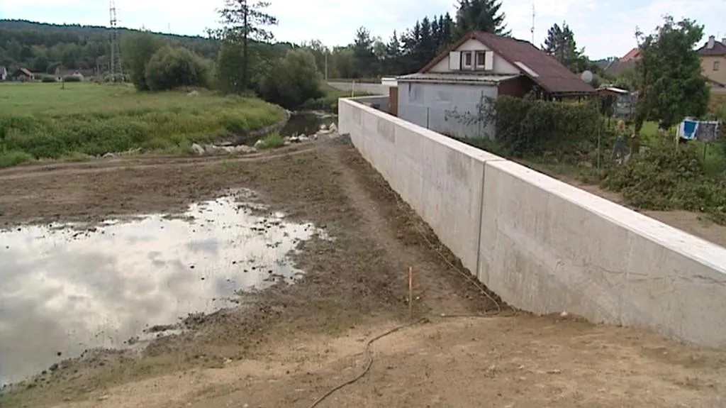 Hráz bude dokončena letos v říjnu