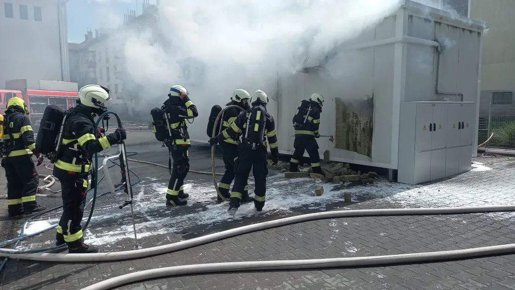 Hasiči zasahují u požáru baterií v kontejnerovém úložišti (14. 5. 2026)