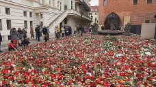 Svíčky u Univerzity Karlovy připomínají oběti střelce