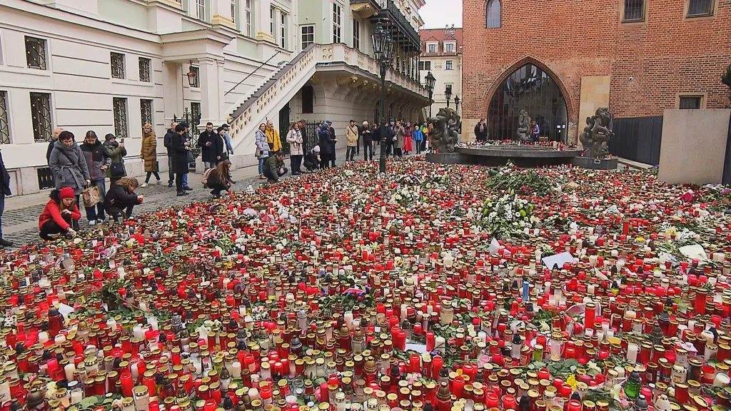 Svíčky u Univerzity Karlovy připomínají oběti střelce