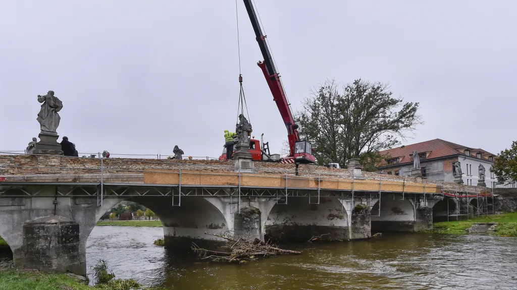 Snímání replik soch z mostu v Náměšti nad Oslavou (říjen 2020)