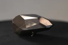 Za černý diamant kupec zaplatil 91 milionů korun. Původ drahokamu může být spojený s meteoritem