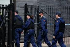 V Británii suspendovali policistu, při zásahu podle videa udeřil nohou ležícího muže do hlavy