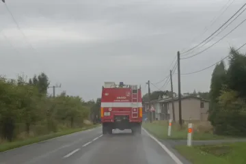 Silný vítr zaměstnal hasiče a omezil dodávky elektřiny