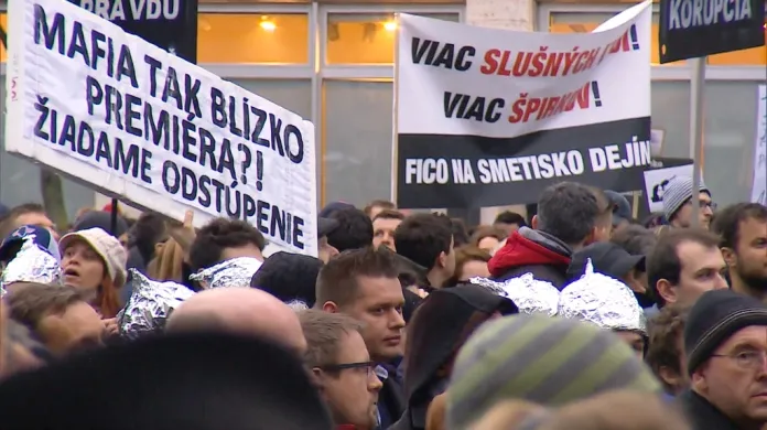 Dost bylo Fica, znělo při nejrozsáhlejších demonstracích od roku 1989 na Slovensku