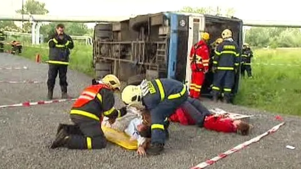 Hasiči u nehody autobusu