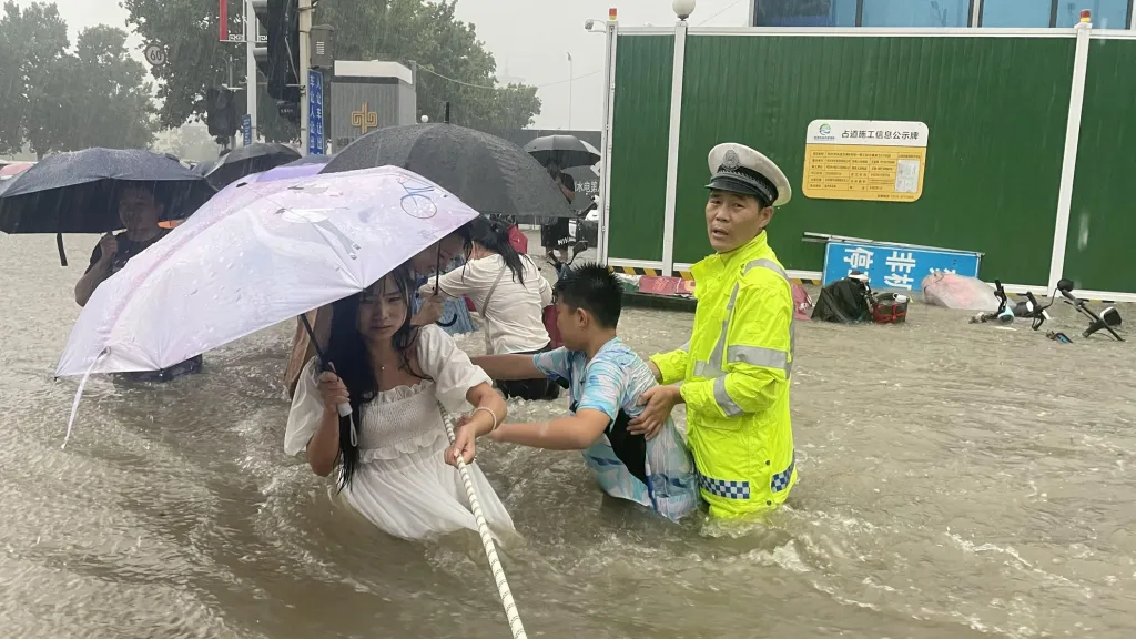 Masivní záplavy v čínském městě Čeng-čou mají na svědomí několik lidských životů. Dle místních úřadů měly záplavy charakter tisícilté vody